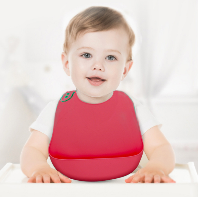 宝宝多大年龄段使用硅胶围兜比较合适？