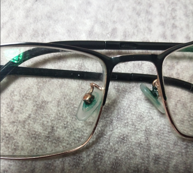 眼镜上的硅胶鼻托变绿了怎么办